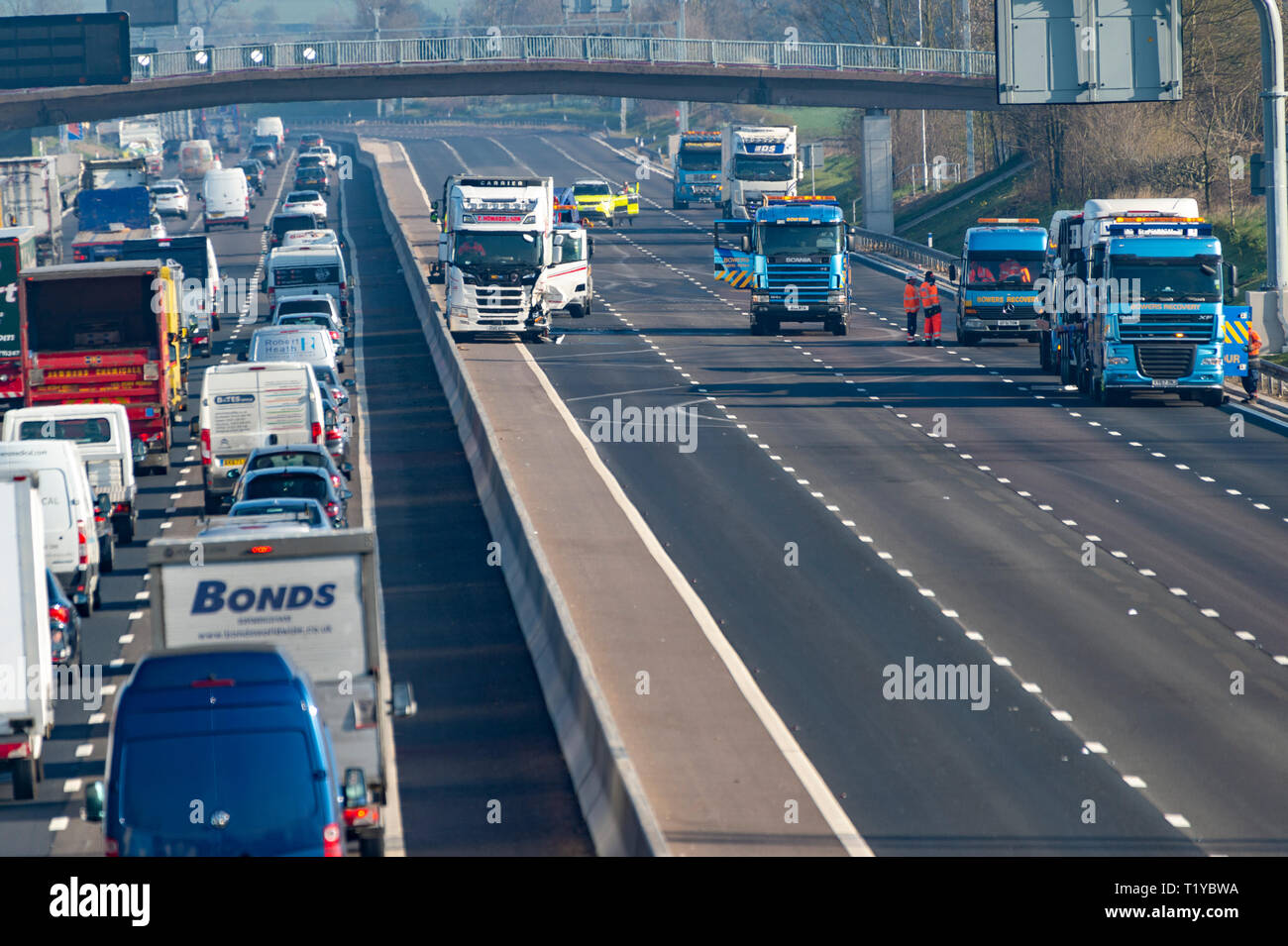 Knutsford, Großbritannien. 29 Mär, 2019. M6 durch Unfall auf der southbound Fahrbahn zwischen den Abfahrten 18 und 19 29. März 2019 lange Verzögerungen auf der Fahrbahn in Richtung Norden letzten Szene Credit geschlossen: Chris Billington/Alamy leben Nachrichten Stockfoto