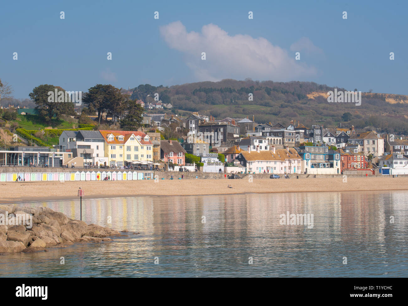 Lyme Regis, Dorset, Großbritannien. 29. März 2019. UK Wetter: Ein weiterer Tag der Sonne und strahlend blauen Himmel als Badeort von Lyme Regis in den frühen Frühling Hitzewelle weiter. Die malerischen Gebäude sind in den ruhigen Wasser wider. Credit: Celia McMahon/Alamy leben Nachrichten Stockfoto
