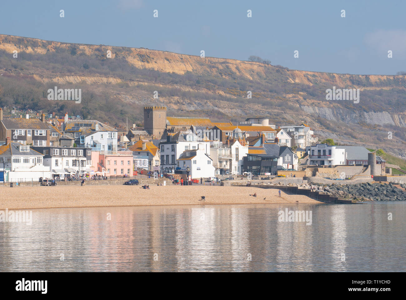 Lyme Regis, Dorset, Großbritannien. 29. März 2019. UK Wetter: Ein weiterer Tag der Sonne und strahlend blauen Himmel als Badeort von Lyme Regis in den frühen Frühling Hitzewelle weiter. Die malerischen Gebäude sind in den ruhigen Wasser wider. Credit: Celia McMahon/Alamy leben Nachrichten Stockfoto