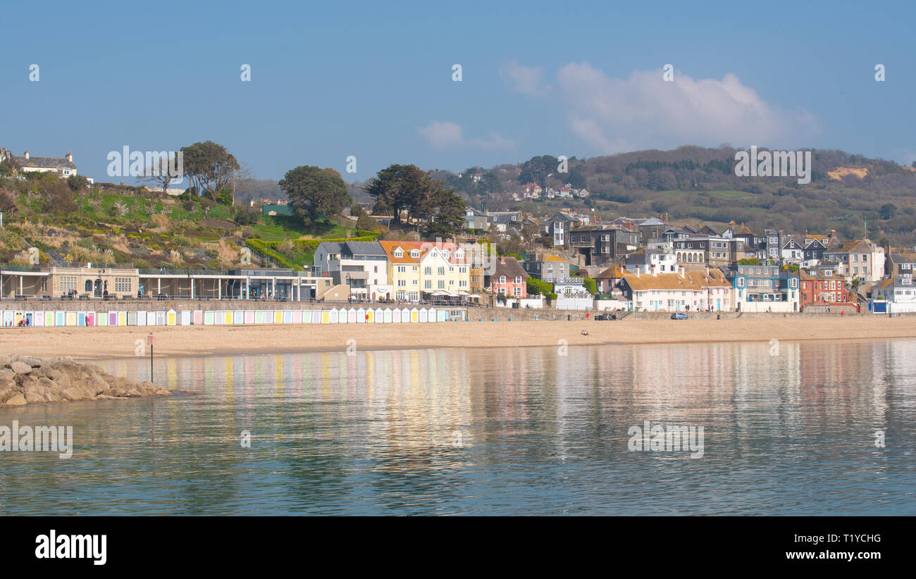 Lyme Regis, Dorset, Großbritannien. 29. März 2019. UK Wetter: Ein weiterer Tag der Sonne und strahlend blauen Himmel als Badeort von Lyme Regis in den frühen Frühling Hitzewelle weiter. Die malerischen Gebäude sind in den ruhigen Wasser wider. Credit: Celia McMahon/Alamy leben Nachrichten Stockfoto