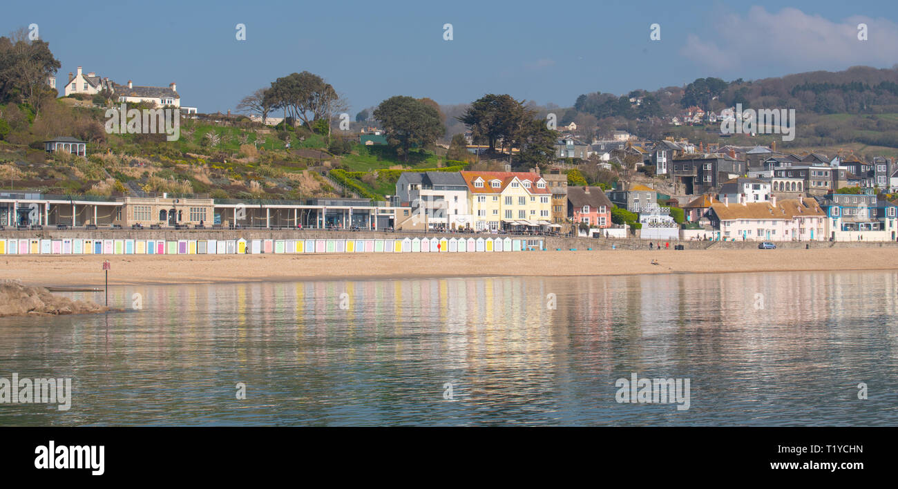 Lyme Regis, Dorset, Großbritannien. 29. März 2019. UK Wetter: Ein weiterer Tag der Sonne und strahlend blauen Himmel als Badeort von Lyme Regis in den frühen Frühling Hitzewelle weiter. Die malerischen Gebäude sind in den ruhigen Wasser wider. Credit: Celia McMahon/Alamy leben Nachrichten Stockfoto