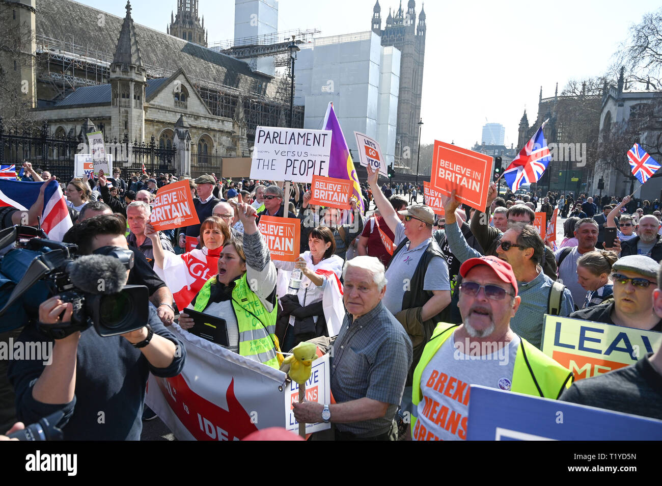 London, Großbritannien. 29 Mär, 2019. Pro Brexit Unterstützer verstopfen die Straßen rund um den Parliament Square London heute, wie Sie Ihre Wut auf die EU nicht verlassen heute verursacht Verkehrschaos in der Stadt zeigen. MP's sind heute zu diskutieren, dass das Europäische Parlament an dem Tag, an dem es ursprünglich sein sollte: Simon Dack/Alamy Live-Nachrichten passieren Stockfoto