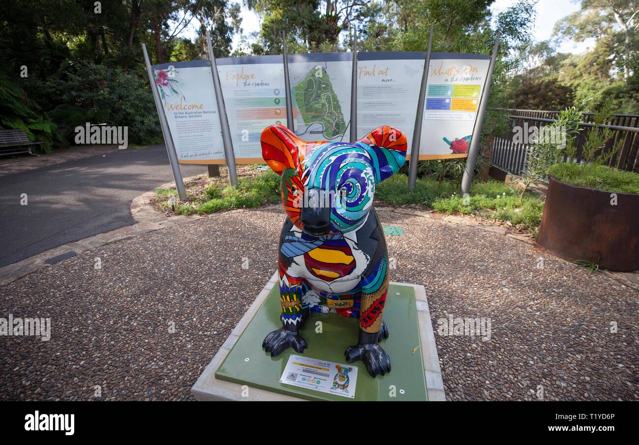 (190329) - Canberra, 29. März 2019 (Xinhua) - ein Koala Statue ist an der Australian National Botanic Gardens in Canberra, Australien, 28. März 2019 gesehen. Eine 14 Meter hohe koala Statuen von verschiedenen Künstlern gestaltet werden über die Australian National Botanic Gardens verstreut, auf dem Boden sitzend für Besucher Geschichten hinter ihnen auf März 1-31 zu entdecken. Die Gärten' Besucher Erfahrung Koordinator Megan Donaldson sagte, dass die Pop-up-Statuen zielten darauf ab, das Bewusstsein für australische Pflanzen und Fauna zu erhöhen. (Xinhua / Pan LILIANA MARIA ULLOA ROSATTI) ZU GEHEN, mit Merkmal: die Erkundung der Australischen Na Stockfoto