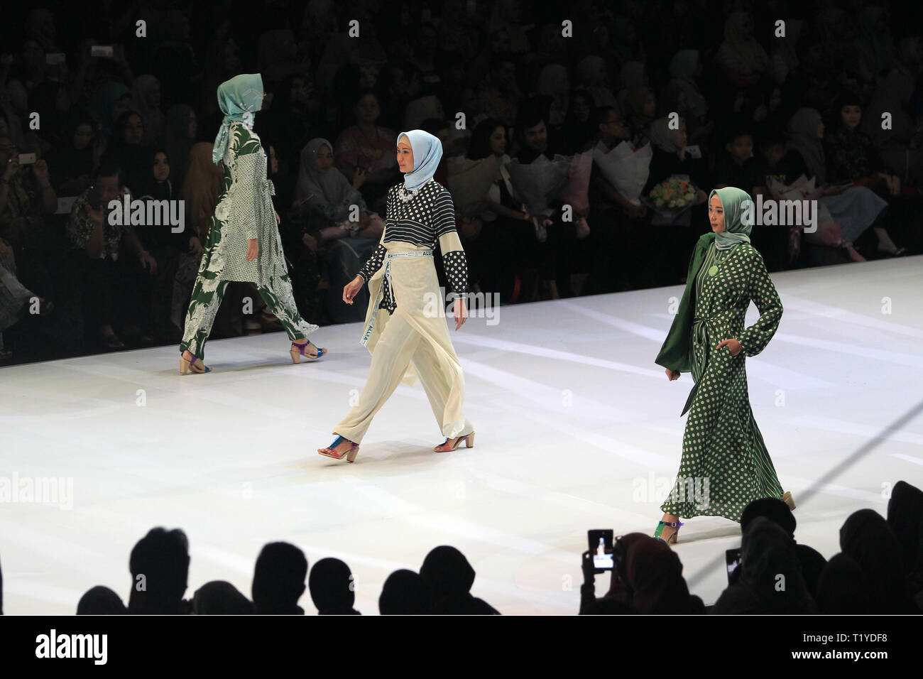 Jakarta, Indonesien. 29 Mär, 2019. Modelle Vitrinen Designs bescheidenen Contemporer auf der Landebahn von Allea Itang Yunasz während Indonesien Fashion Week 2019 in Jakarta Convention Center am 29. März 2019 in Jakarta, Indonesien. Credit: Nick hanoatubun/Alamy leben Nachrichten Stockfoto