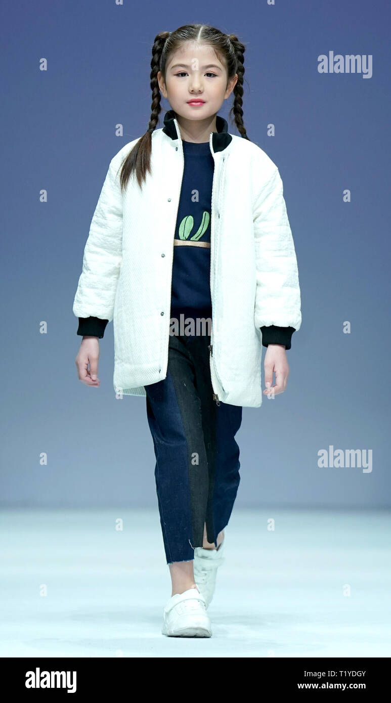 Peking, China. 29 Mär, 2019. Ein model präsentiert eine Kreation von Designer Liu Feng während der China Fashion Week in Peking, der Hauptstadt von China, 29. März 2019. Credit: Chen Jianli/Xinhua/Alamy leben Nachrichten Stockfoto