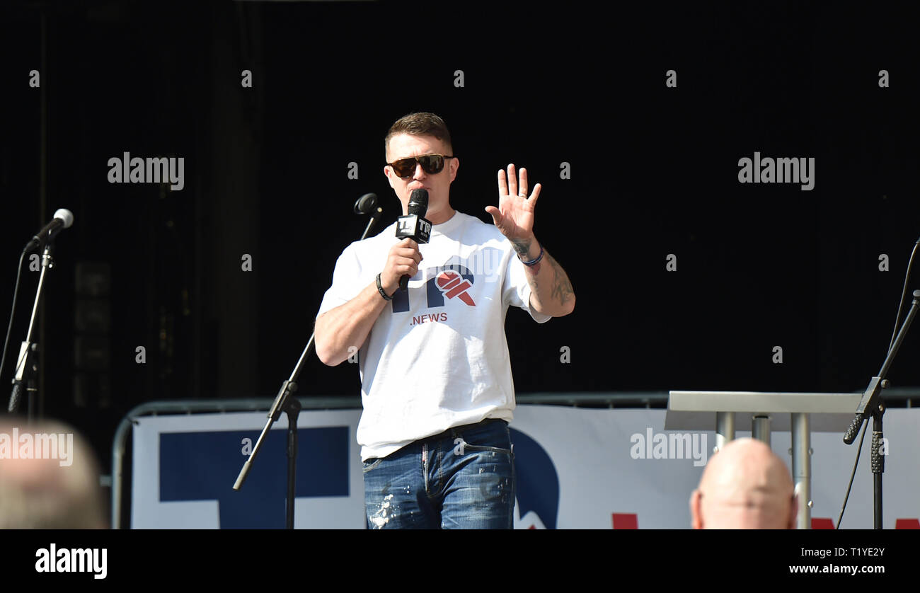 London, Großbritannien. 29 Mär, 2019. English Defence League Chief Tommy Robinson bei den Pro Brexit Protest aus Parliament Square London heute, wie Sie Ihre Wut auf die EU nicht verlassen heute verursacht Verkehrschaos in der Stadt zeigen. MP's sind heute zu diskutieren, dass das Europäische Parlament an dem Tag, an dem es ursprünglich sein sollte: Simon Dack/Alamy Live-Nachrichten passieren Stockfoto