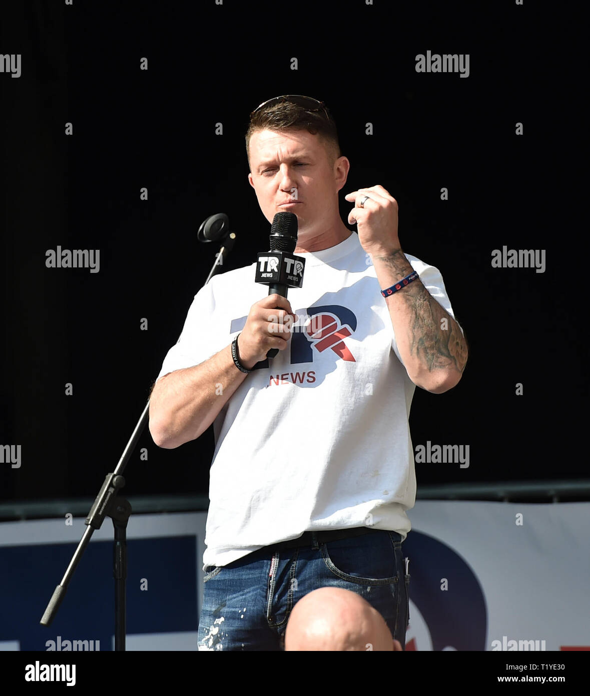 London, Großbritannien. 29 Mär, 2019. English Defence League Chief Tommy Robinson bei den Pro Brexit Protest aus Parliament Square London heute, wie Sie Ihre Wut auf die EU nicht verlassen heute verursacht Verkehrschaos in der Stadt zeigen. MP's sind heute zu diskutieren, dass das Europäische Parlament an dem Tag, an dem es ursprünglich sein sollte: Simon Dack/Alamy Live-Nachrichten passieren Stockfoto