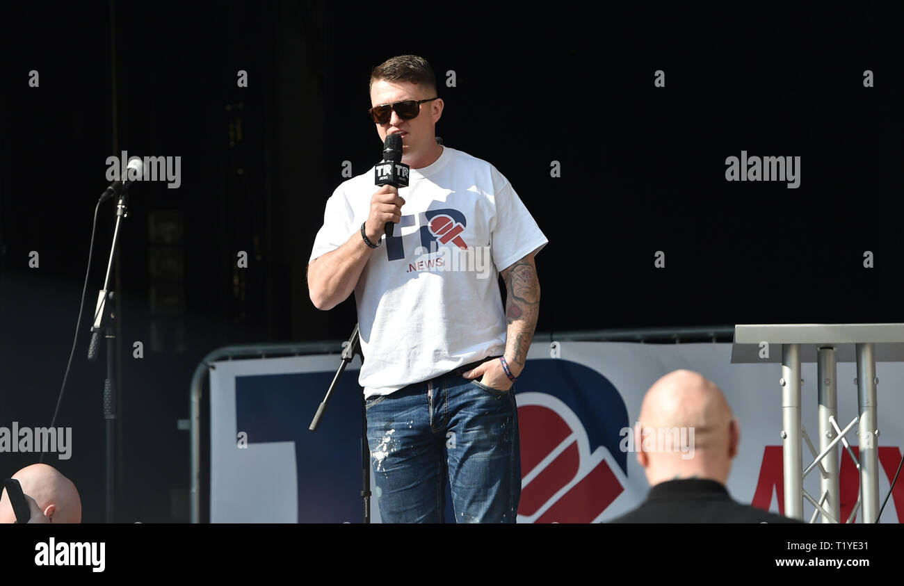 London, Großbritannien. 29 Mär, 2019. English Defence League Chief Tommy Robinson bei den Pro Brexit Protest aus Parliament Square London heute, wie Sie Ihre Wut auf die EU nicht verlassen heute verursacht Verkehrschaos in der Stadt zeigen. MP's sind heute zu diskutieren, dass das Europäische Parlament an dem Tag, an dem es ursprünglich sein sollte: Simon Dack/Alamy Live-Nachrichten passieren Stockfoto
