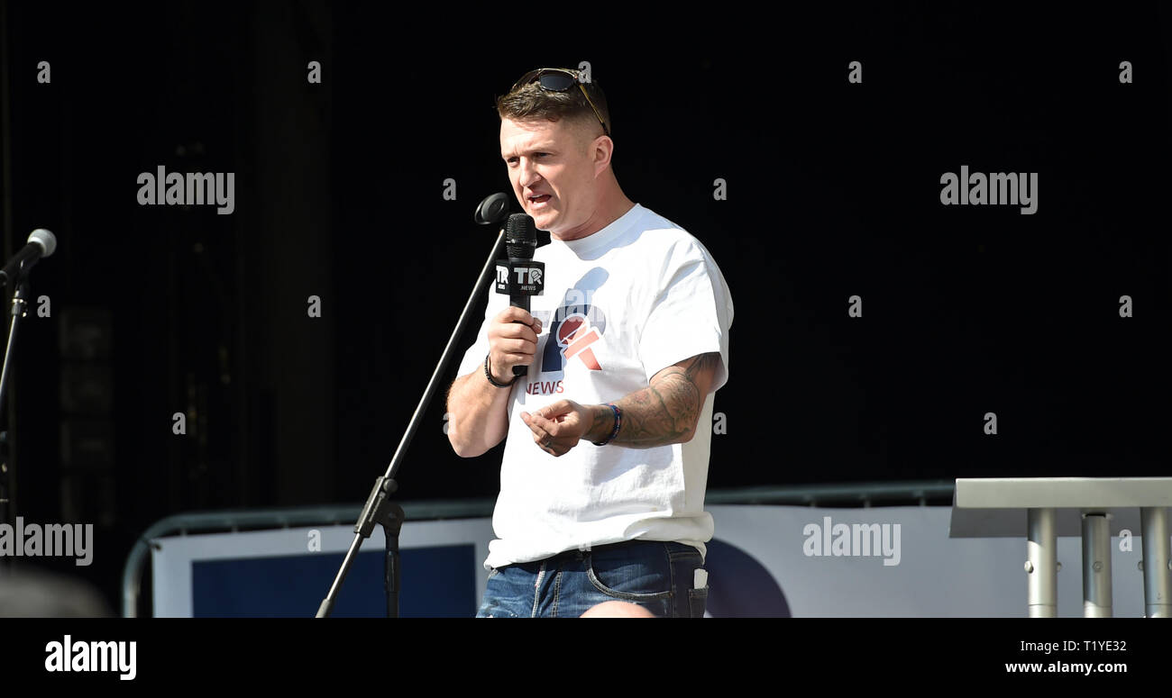 London, Großbritannien. 29 Mär, 2019. English Defence League Chief Tommy Robinson bei den Pro Brexit Protest aus Parliament Square London heute, wie Sie Ihre Wut auf die EU nicht verlassen heute verursacht Verkehrschaos in der Stadt zeigen. MP's sind heute zu diskutieren, dass das Europäische Parlament an dem Tag, an dem es ursprünglich sein sollte: Simon Dack/Alamy Live-Nachrichten passieren Stockfoto