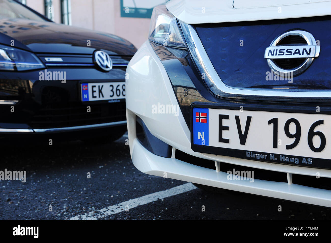 29. März 2019, Norwegen, Oslo: Elektroautos sind vor einem Bürogebäude geparkt. Drittel aller neu zugelassenen Fahrzeuge im Land werden elektrisch angetrieben. Alle EV, EL und Ek Autos sind Elektroautos in Norwegen. (Dpa' zwei Jahre für e-Auto warten? - Norwegen kritisiert Auto Industrie" vom 29.03.2019) Foto: Sigrid Harms/dpa Stockfoto