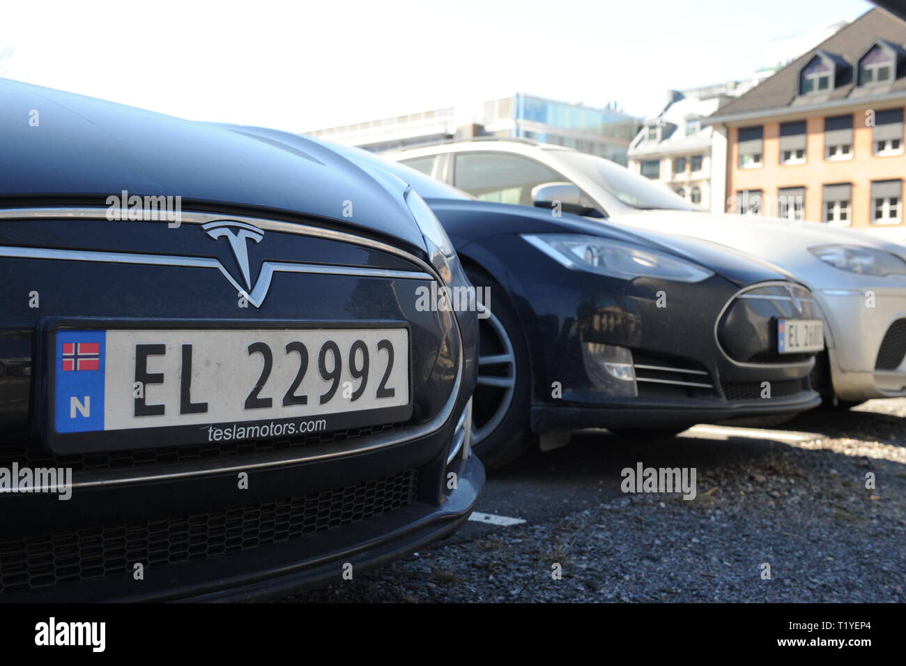 29. März 2019, Norwegen, Oslo: Elektroauto von Tesla sind vor einem Bürogebäude geparkt. Drittel aller neu zugelassenen Fahrzeuge im Land werden elektrisch angetrieben. Alle EV, EL und Ek Autos sind Elektroautos in Norwegen. Foto: Sigrid Harms/dpa Stockfoto