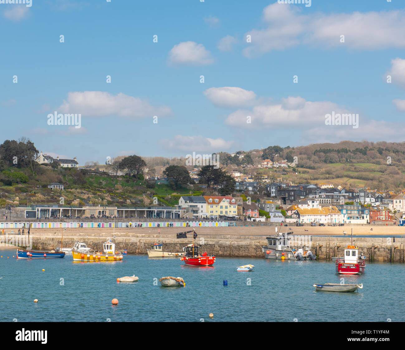 Lyme Regis, Dorset, Großbritannien. 29. März 2019. UK Wetter: Ein weiterer Tag der Sonne und strahlend blauen Himmel als Badeort von Lyme Regis in den frühen Frühling Hitzewelle weiter. Strahlend blauen Himmel über dem Hafen, Kredit: Celia McMahon/Alamy leben Nachrichten Stockfoto