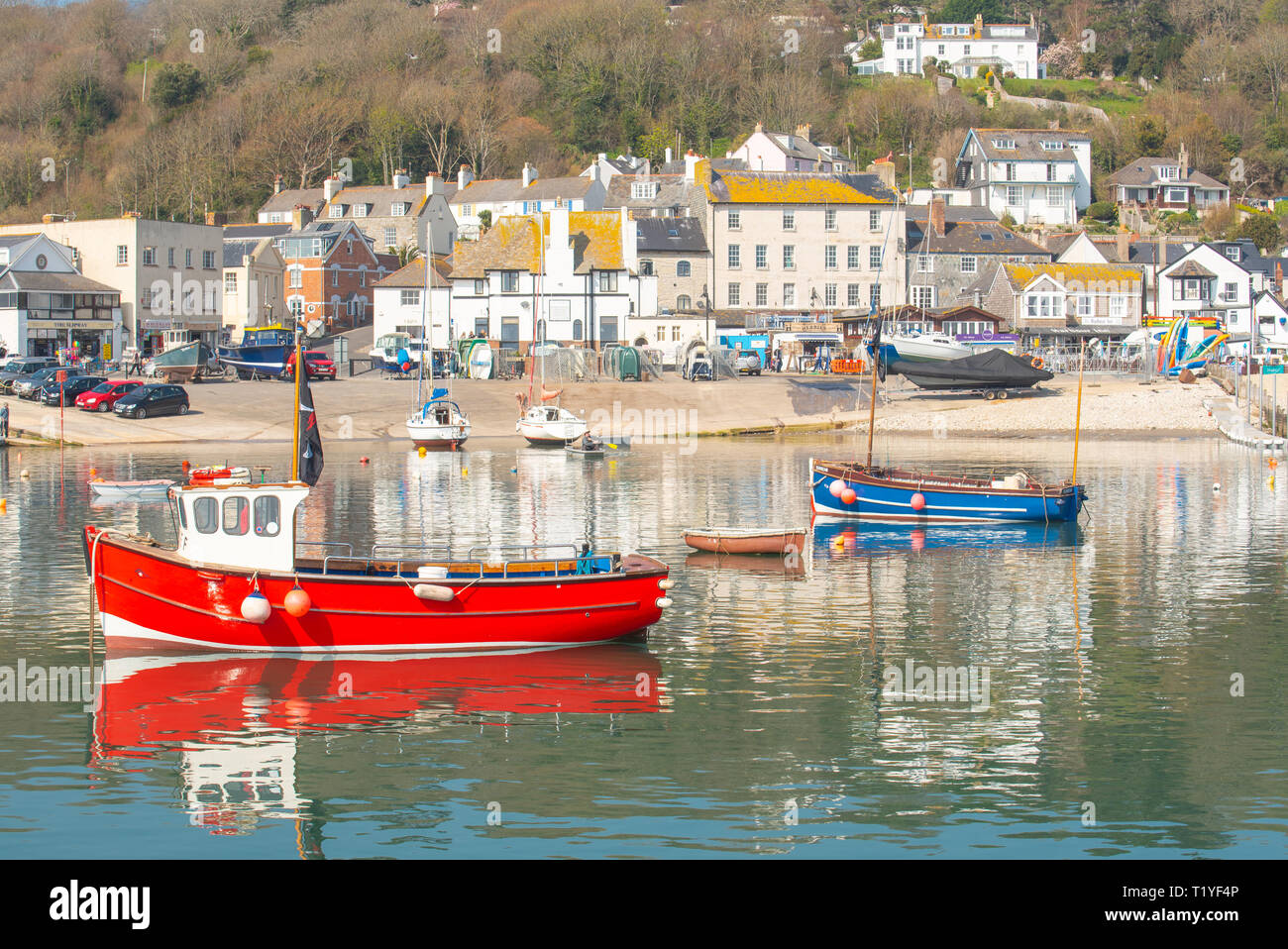 Lyme Regis, Dorset, Großbritannien. 29. März 2019. UK Wetter: Ein weiterer Tag der Sonne und strahlend blauen Himmel als Badeort von Lyme Regis in den frühen Frühling Hitzewelle weiter. Die Boote in den malerischen Hafen sind in den ruhigen Wasser wider. Credit: Celia McMahon/Alamy leben Nachrichten Stockfoto