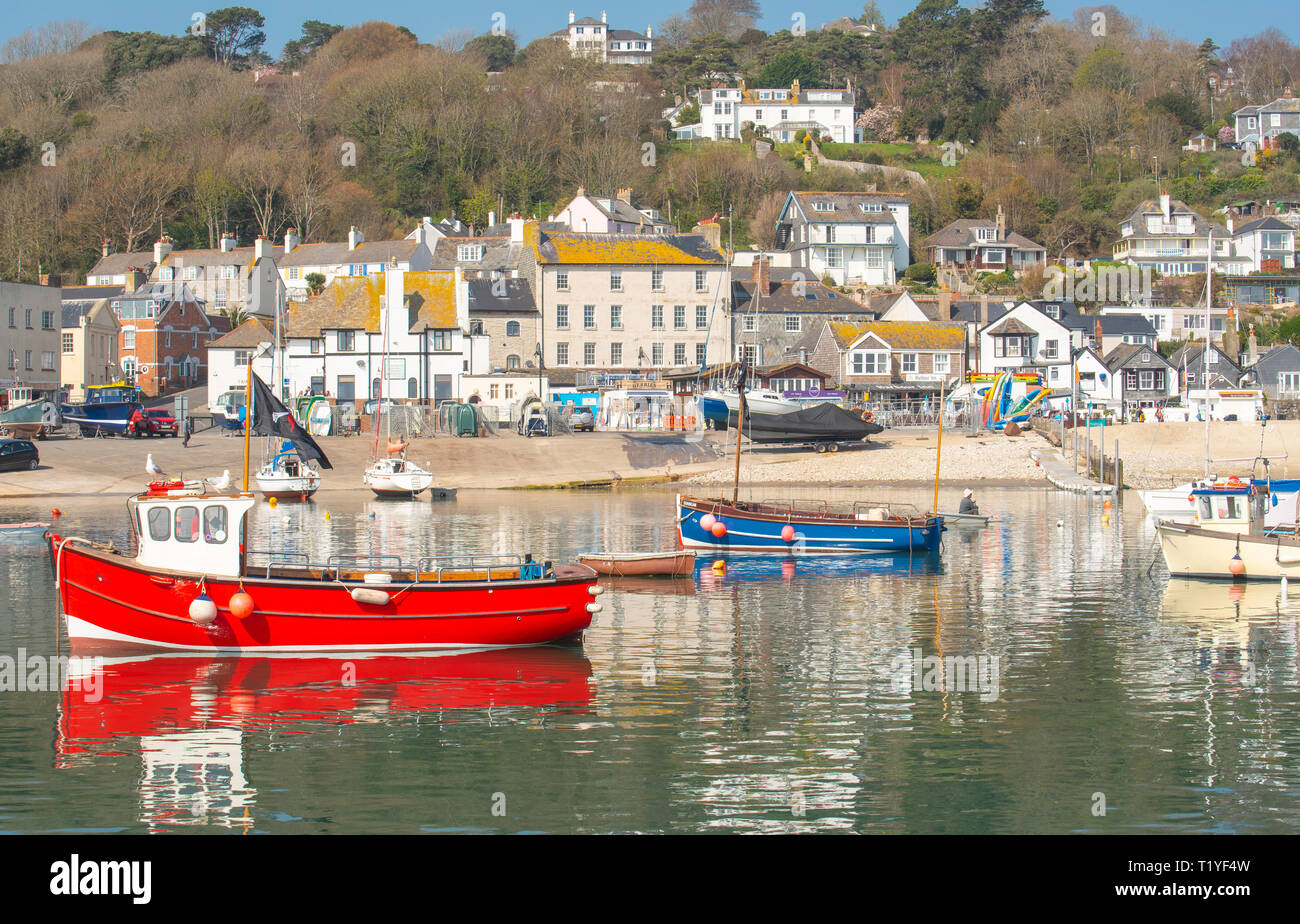Lyme Regis, Dorset, Großbritannien. 29. März 2019. UK Wetter: Ein weiterer Tag der Sonne und strahlend blauen Himmel als Badeort von Lyme Regis in den frühen Frühling Hitzewelle weiter. Die Boote in den malerischen Hafen sind in den ruhigen Wasser wider. Credit: Celia McMahon/Alamy leben Nachrichten Stockfoto