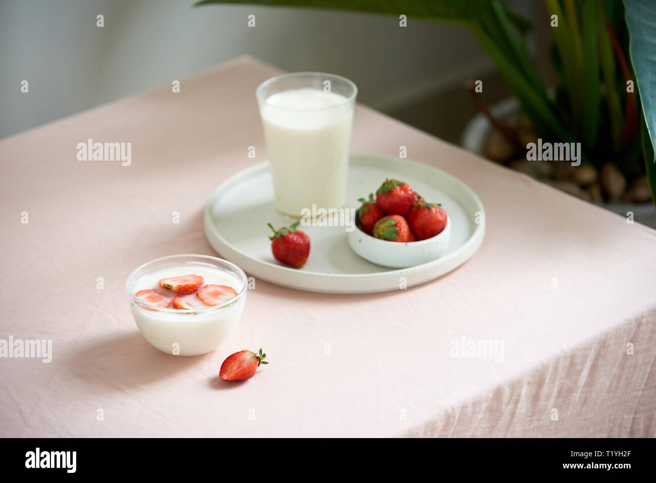 Frische organische Joghurt mit Erdbeeren auf Tisch Stockfoto