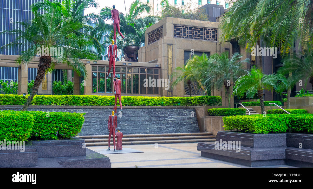 Italienische Bildhauer Roberto Barni Skulptur Colonna bisbetica an der Plaza von Parkview Square Singapore. Stockfoto