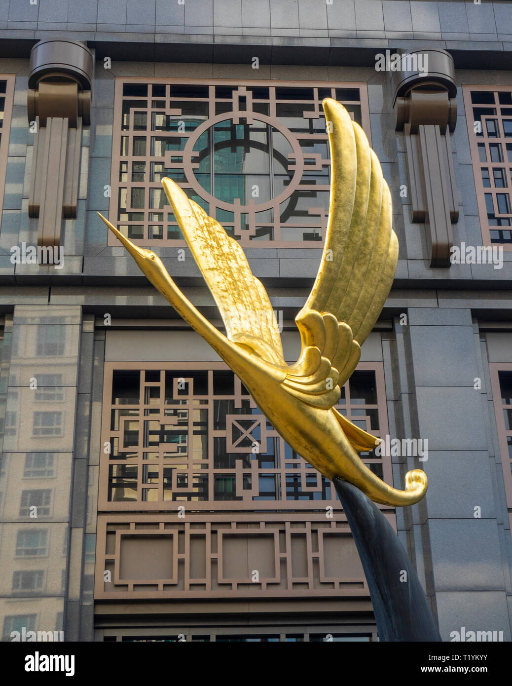 Skulptur Yellow Crane Tower oder golden Kran Vogel in der Plaza von Parkview Square Singapore. Stockfoto