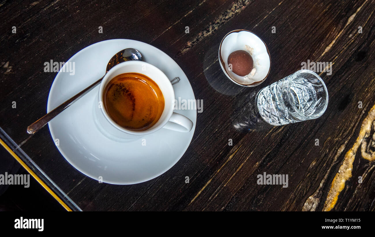 Espresso in eine weiße Tasse und Untertasse. Stockfoto