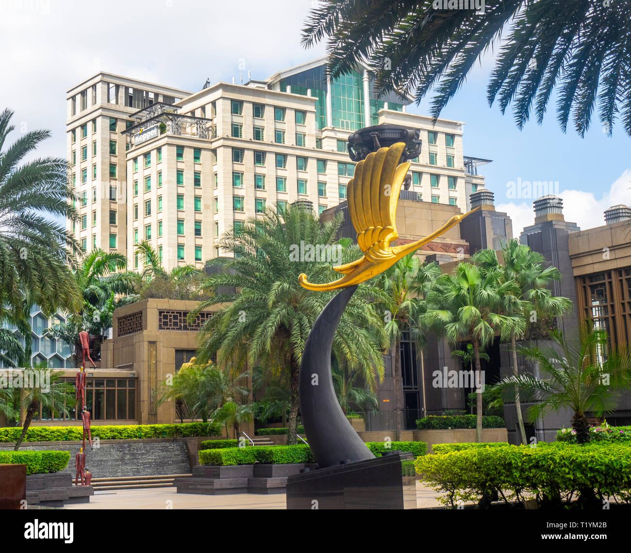 Skulptur Yellow Crane Tower oder golden Kran Vogel in der Plaza von Parkview Square Singapore. Stockfoto