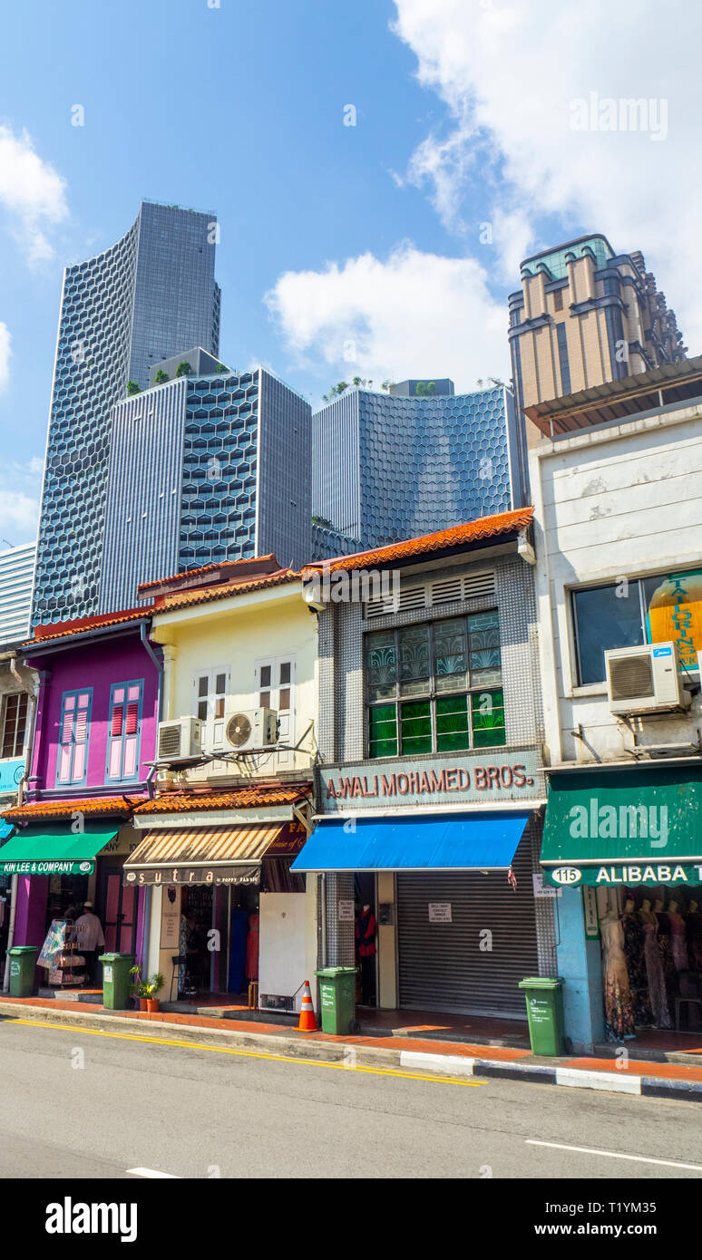 DUO und Parkview Bürotürme über arabische Straße traditionellen Shophouses fabric shops Kampong Glam Singapur. Stockfoto
