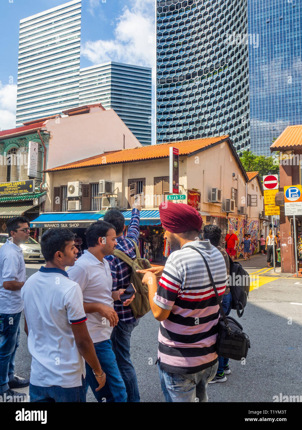 DUO und Gateway Bürotürme über arabische Straße traditionellen Shophouses Sikh indische Touristen Kampong Glam Singapur. Stockfoto