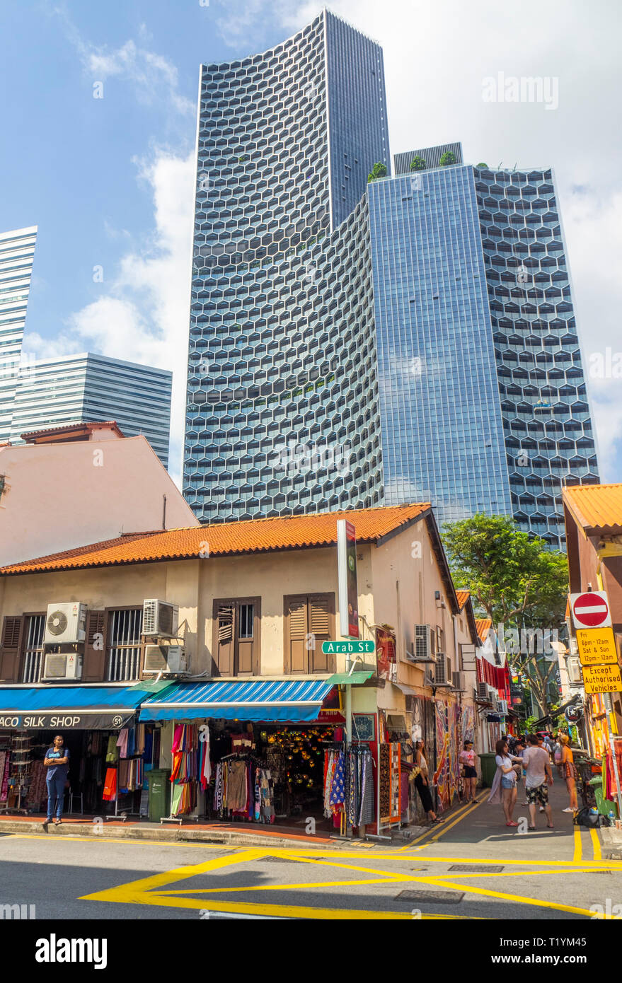 DUO und Gateway Bürotürme über arabische Straße traditionellen Shophouses fabric shops Kampong Glam Singapur. Stockfoto