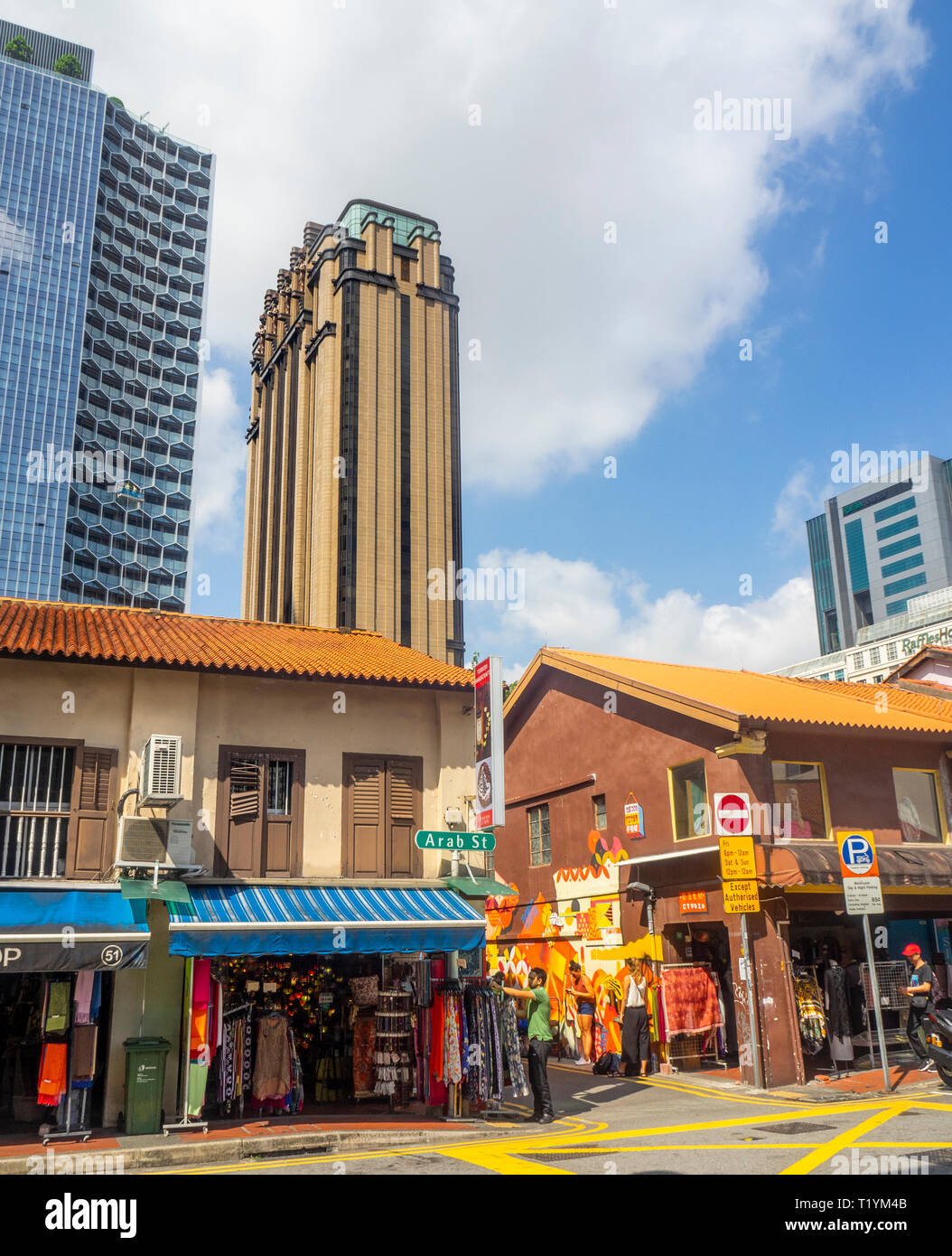 Duo und Parkview Bürotürme über arabische Straße traditionellen Shophouses fabric shops Kampong Glam Singapur. Stockfoto