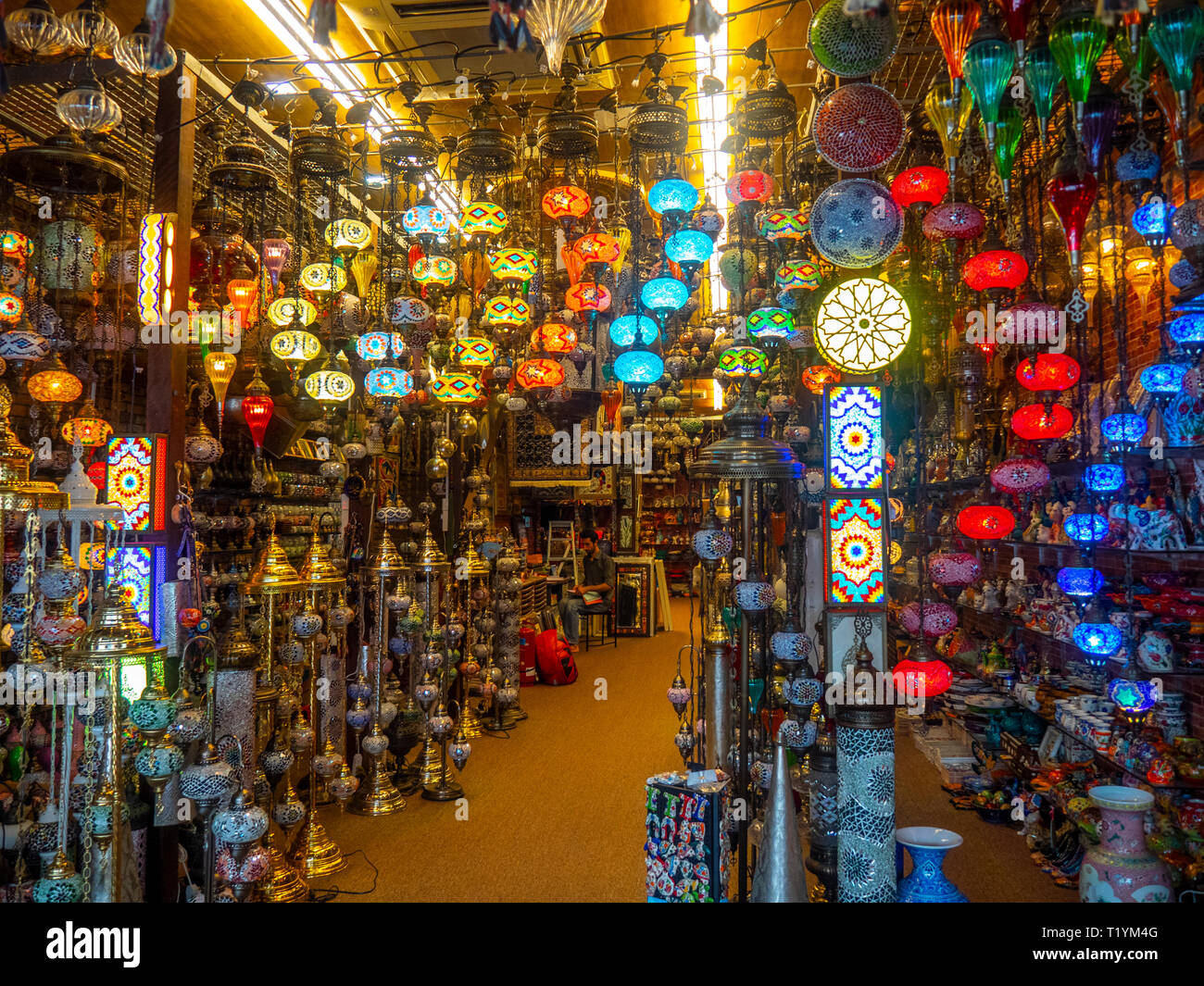 Bunte Lichter und Leuchten auf dem Display in einem Geschäft in der Arab Street Singapore Stockfoto