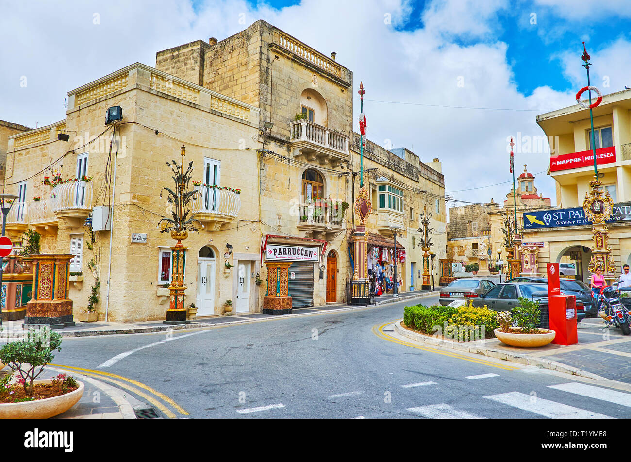 RABAT, MALTA - 16. JUNI 2018: Der hl. Paulus Platz (San Pawl Pjazza) ist mit traditionellen Laternen und Girlanden aufgrund der City Festival eingerichtet, auf Ju Stockfoto