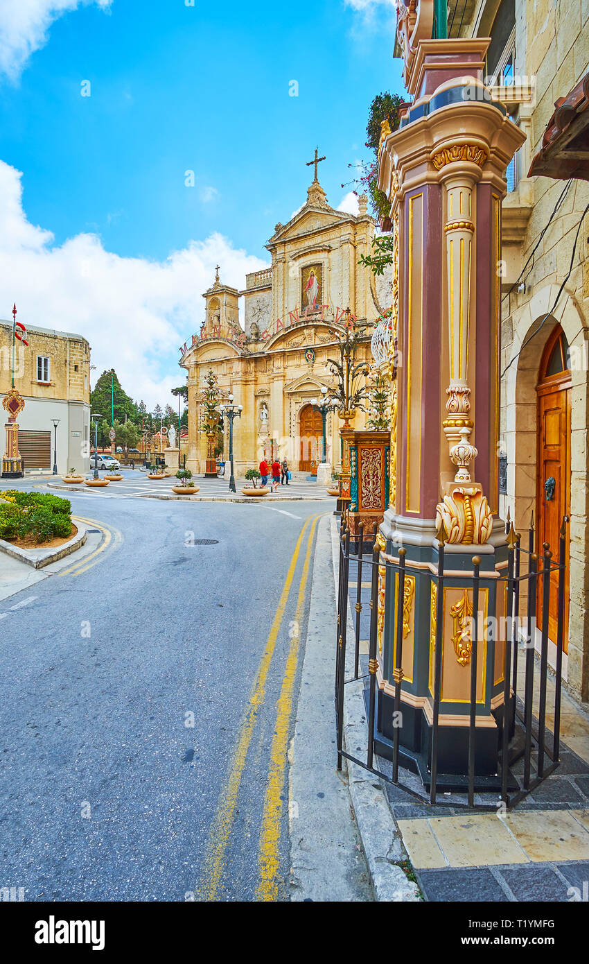 RABAT, MALTA - 16. JUNI 2018: Der Blick auf St. Paul Kirche hinter dem bunten geschnitzten Laterne, für die Stadt Festival von St. Peter und Paul, die am 1. Juni festgelegt Stockfoto