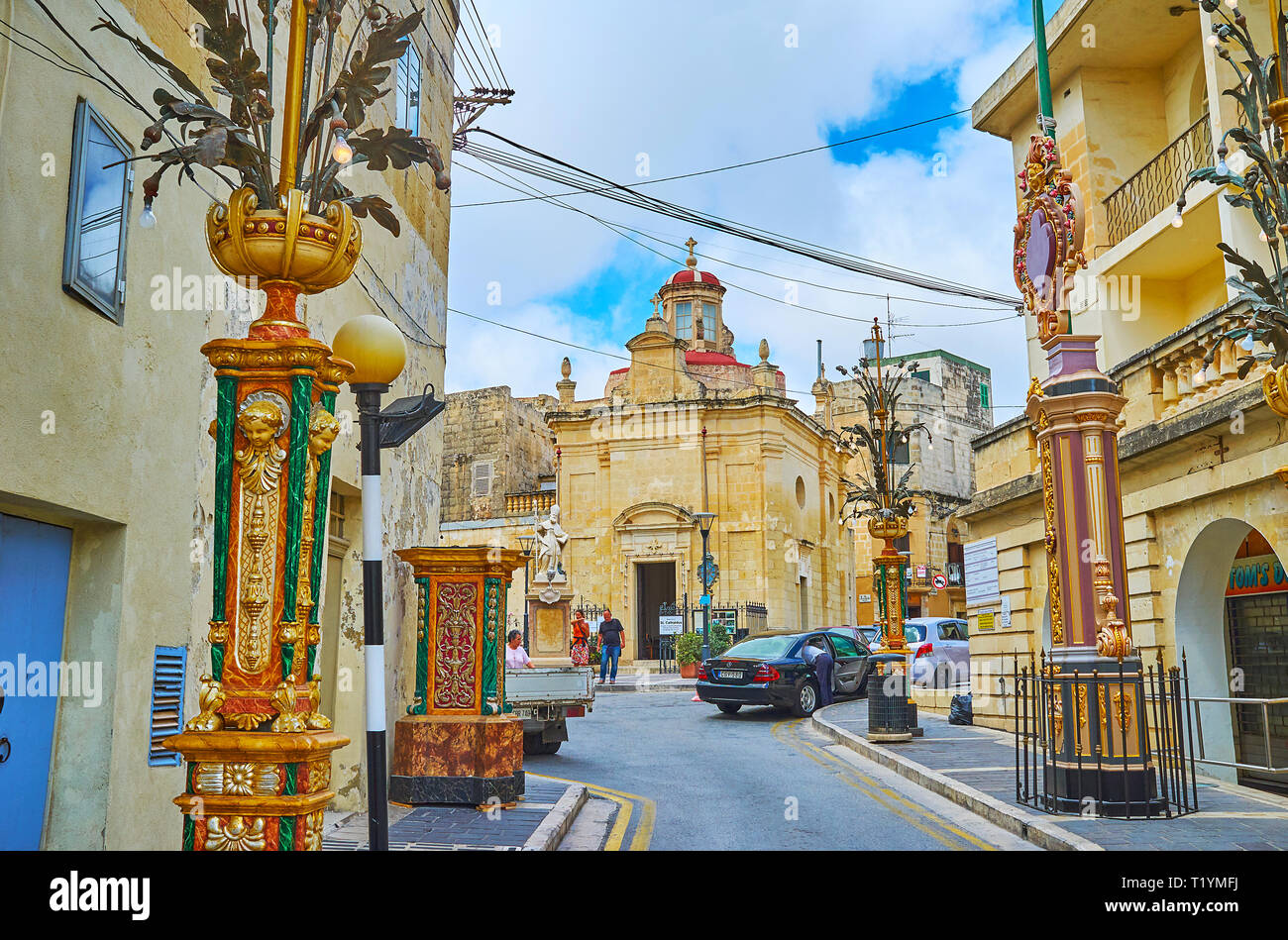 RABAT, MALTA - 16. JUNI 2018: Der schmale St Agatha Straße und in der Stadt fest eingerichtet, führt zu historischen St Cataldus Kirche berühmt für seine alten cata Stockfoto