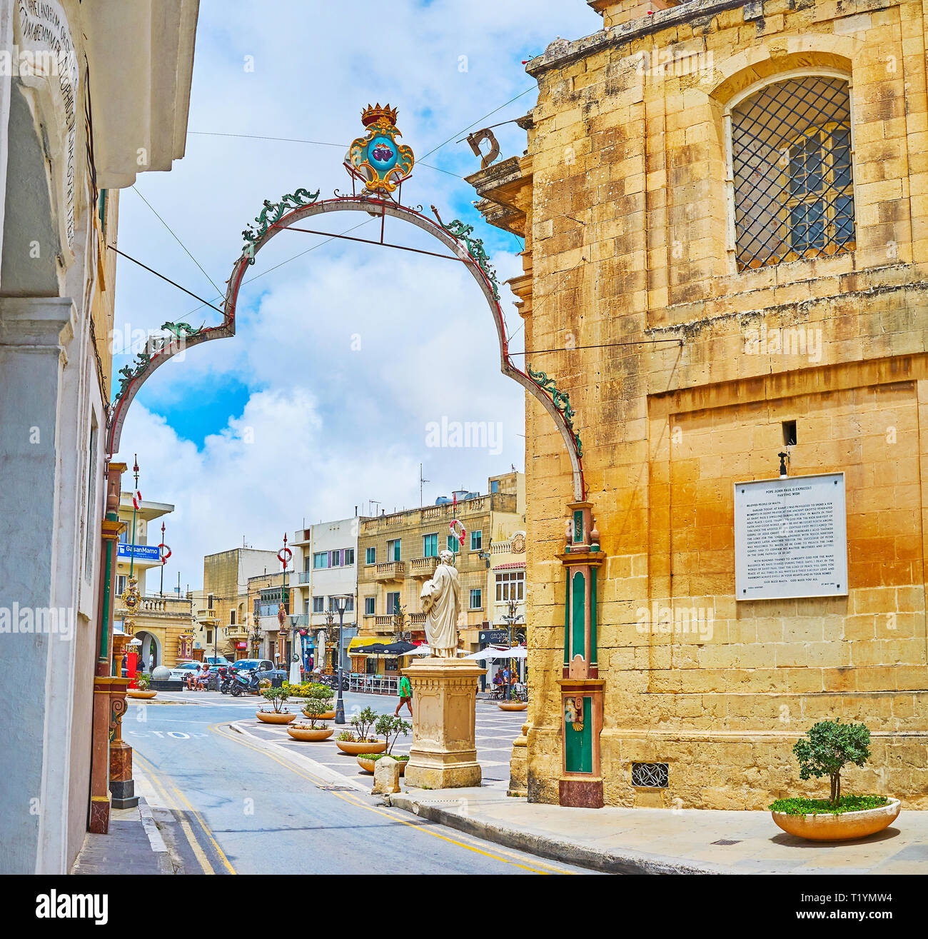 RABAT, MALTA - 16. JUNI 2018: Der Blick auf den hl. Paulus Platz durch das Fest arch im College Street, am 16. Juni in Rabat. Stockfoto