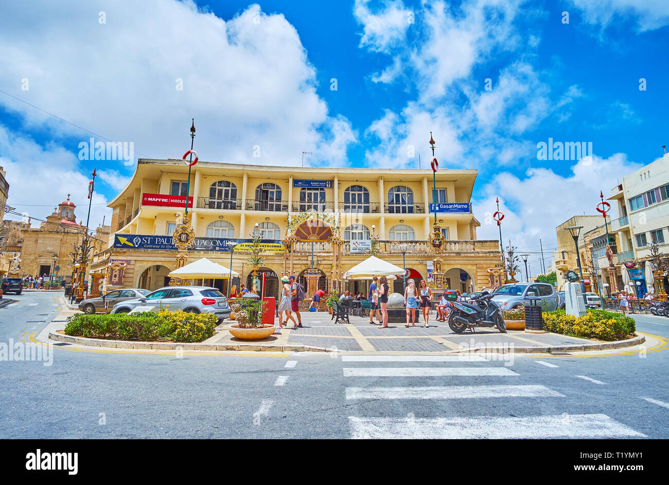 RABAT, MALTA - 16. JUNI 2018: Der hl. Paulus Platz ist der Ort, an dem die meisten touristischen Interesse in der Stadt, der bemerkenswerten Sehenswürdigkeiten, Cafés, Bars und Souvenirläden. Stockfoto
