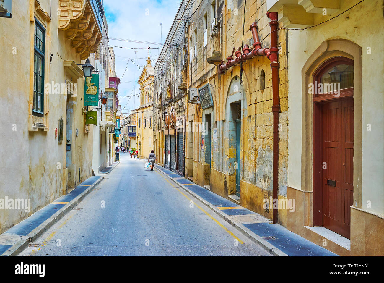 RABAT, MALTA - 16. Juni 2018: Die Altstadt ist schön für den Spaziergang entlang historischer Bauwerke und mittelalterliche Kirchen erkunden, unter den ho sandwiched Stockfoto