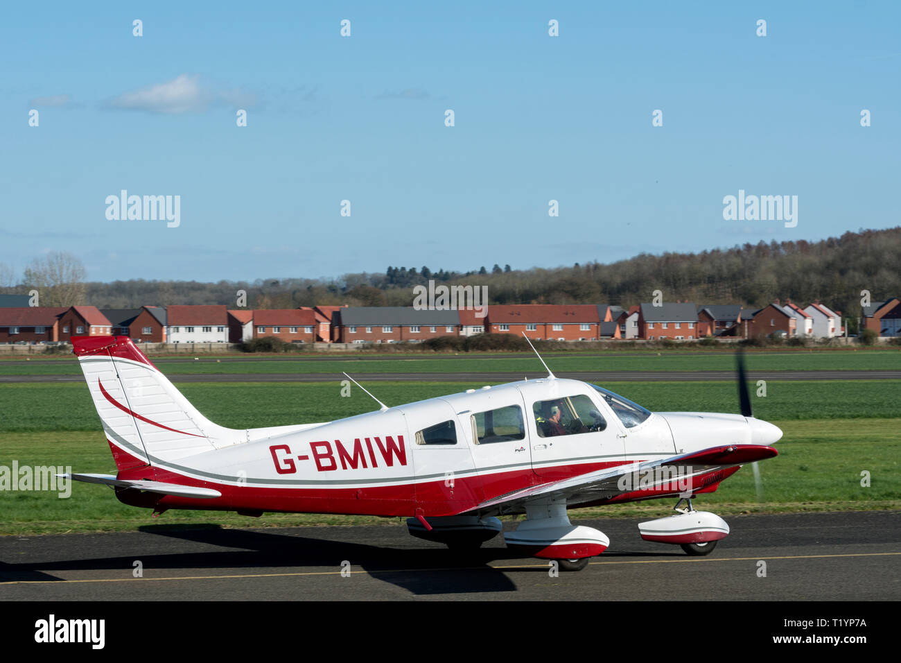 Piper PA -28-181 Cherokee Archer II (G-BMIW) am Flugplatz Wellesbourne, Warwickshire, Großbritannien Stockfoto