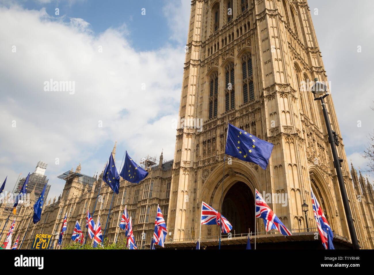 Als MPs auf, wie man mit Brexit parlamentarische Verfahren Fortschritte entscheiden, der EU und der Union Jack Fahnen wehen vor dem britischen Parlament in Westminster, am 28. März 2019 in London, England Stockfoto