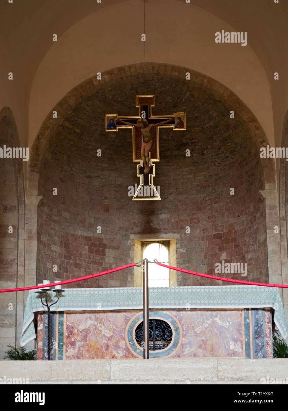 Bevagna Umbrien Italien Innenbereich der mittelalterlichen Kirche von San Michele Arcangelo. Blick auf den Altar mit dem antiken Kruzifix aus dem 15. Jahrhundert Stockfoto