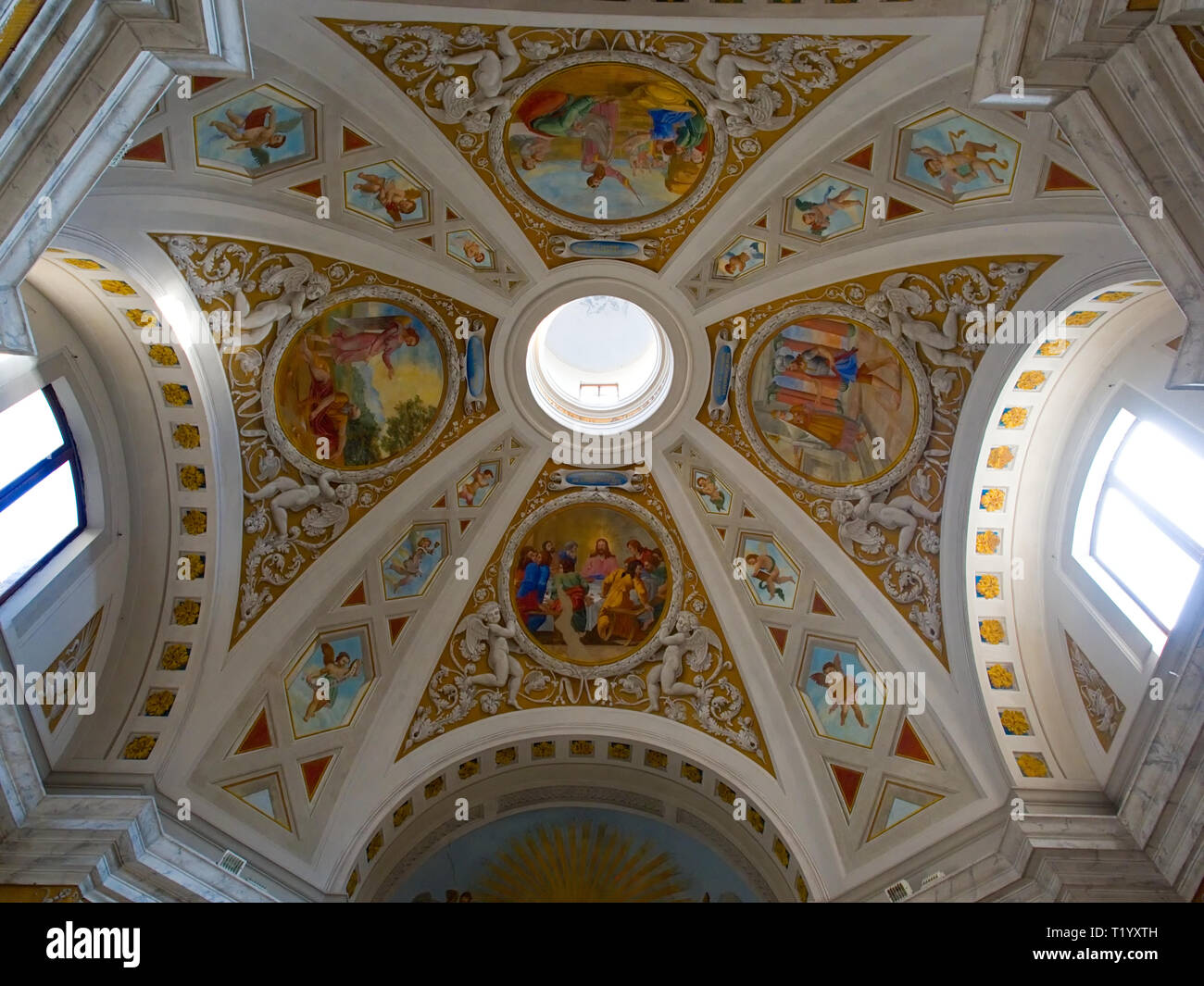 Bevagna Umbrien Italia Italien. Innenraum der mittelalterlichen Kirche von San Michele Arcangelo. Kapelle Fresken an der Decke Kuppel Stockfoto