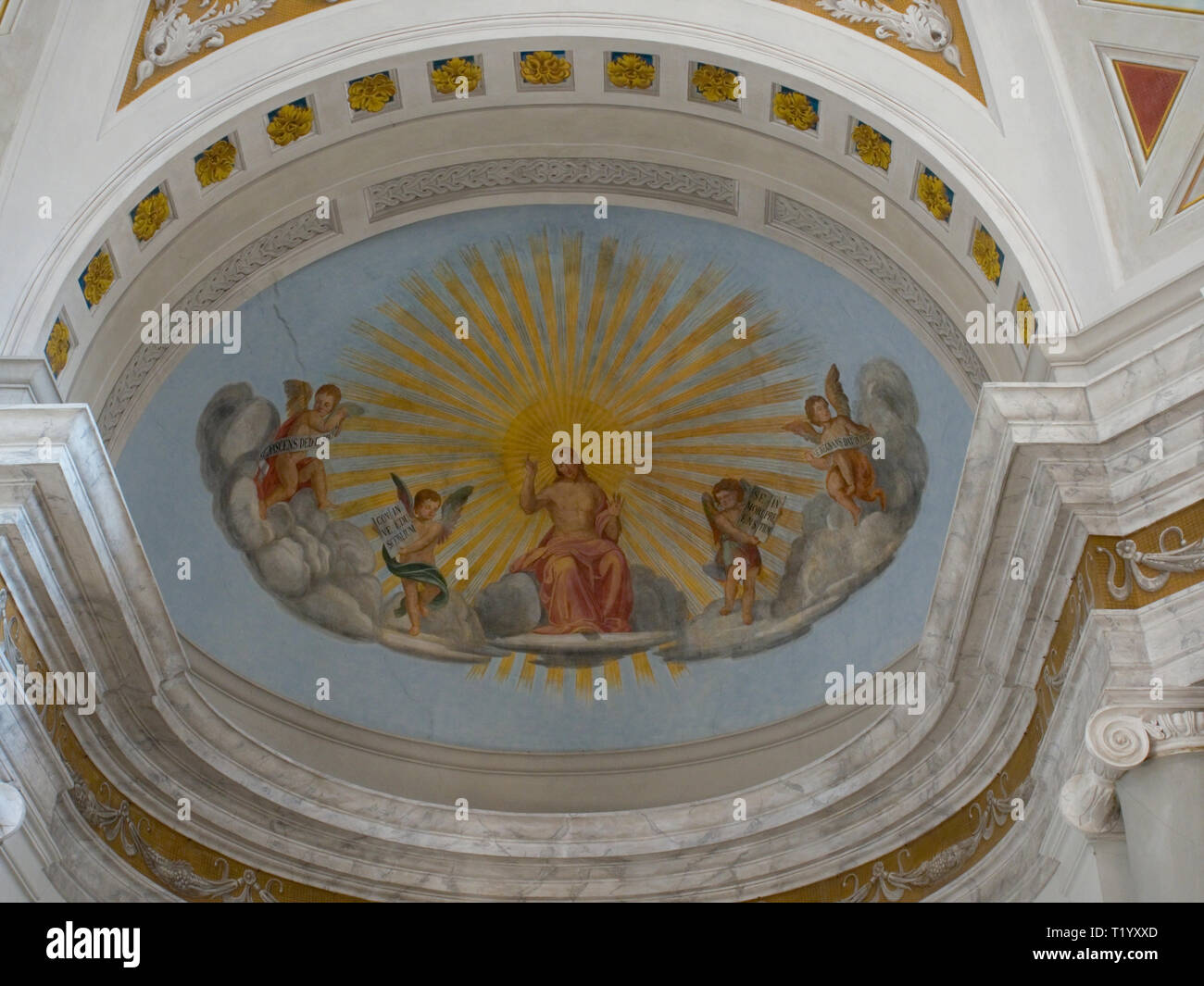 Bevagna Umbrien Italia Italien. Innenraum der mittelalterlichen Kirche von San Michele Arcangelo. Stockfoto