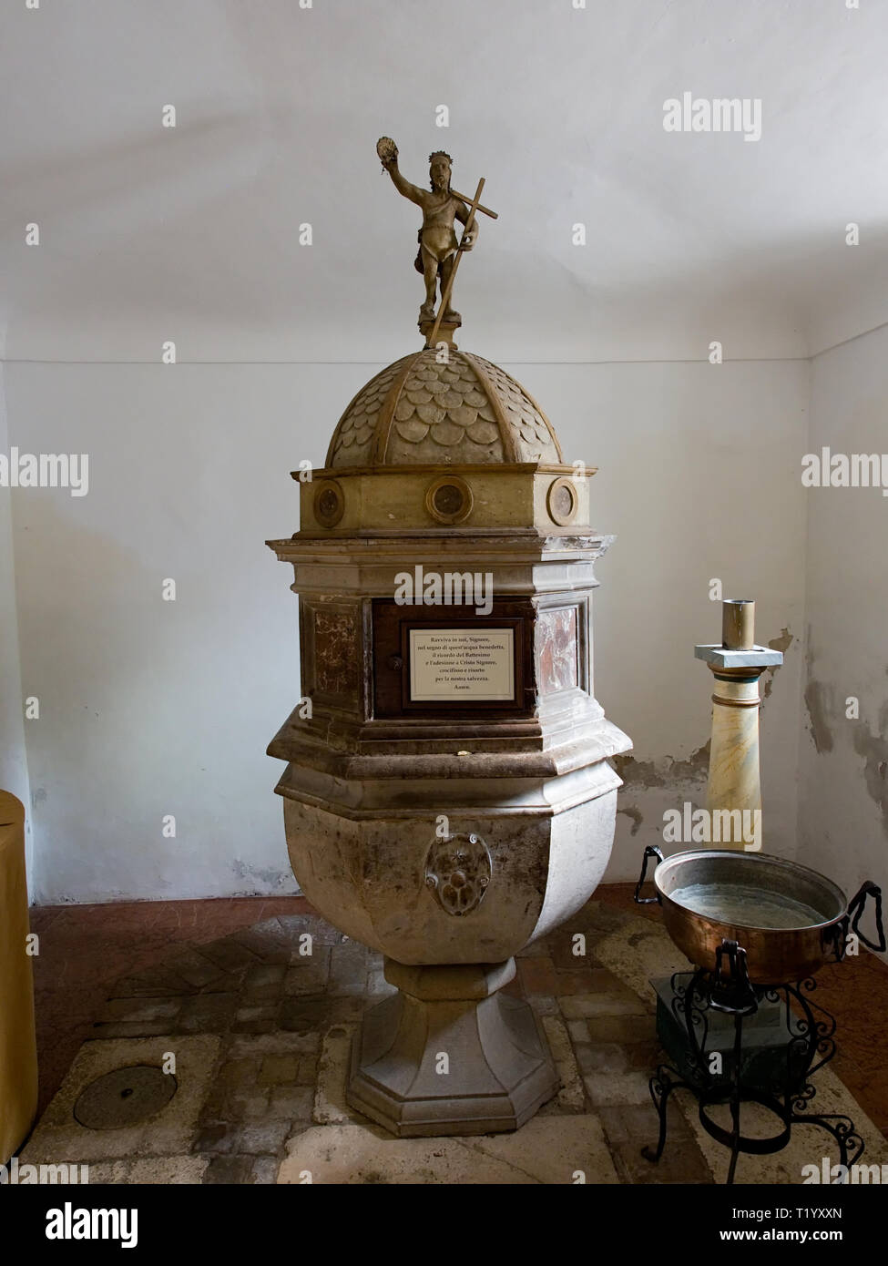 Bevagna Umbrien Italia Italien. Innenraum der mittelalterlichen Kirche von San Michele Arcangelo. Taufbecken. Stockfoto