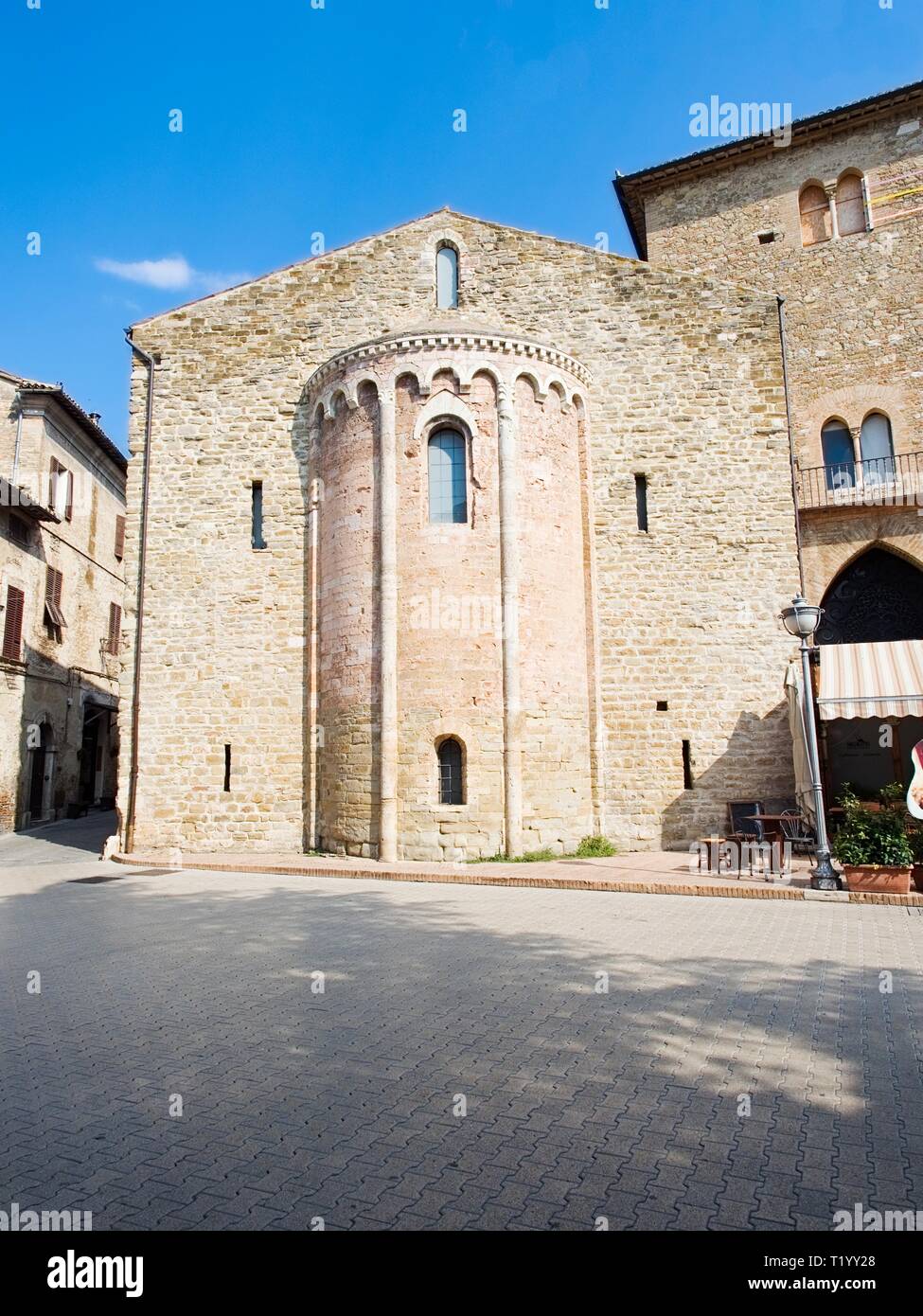 Bevagna Umbrien Italia Italien. Außenansicht der Apsis der Kirche von San Silvestro in der mittelalterlichen Dorf Umbriens in Mittelitalien. Stockfoto