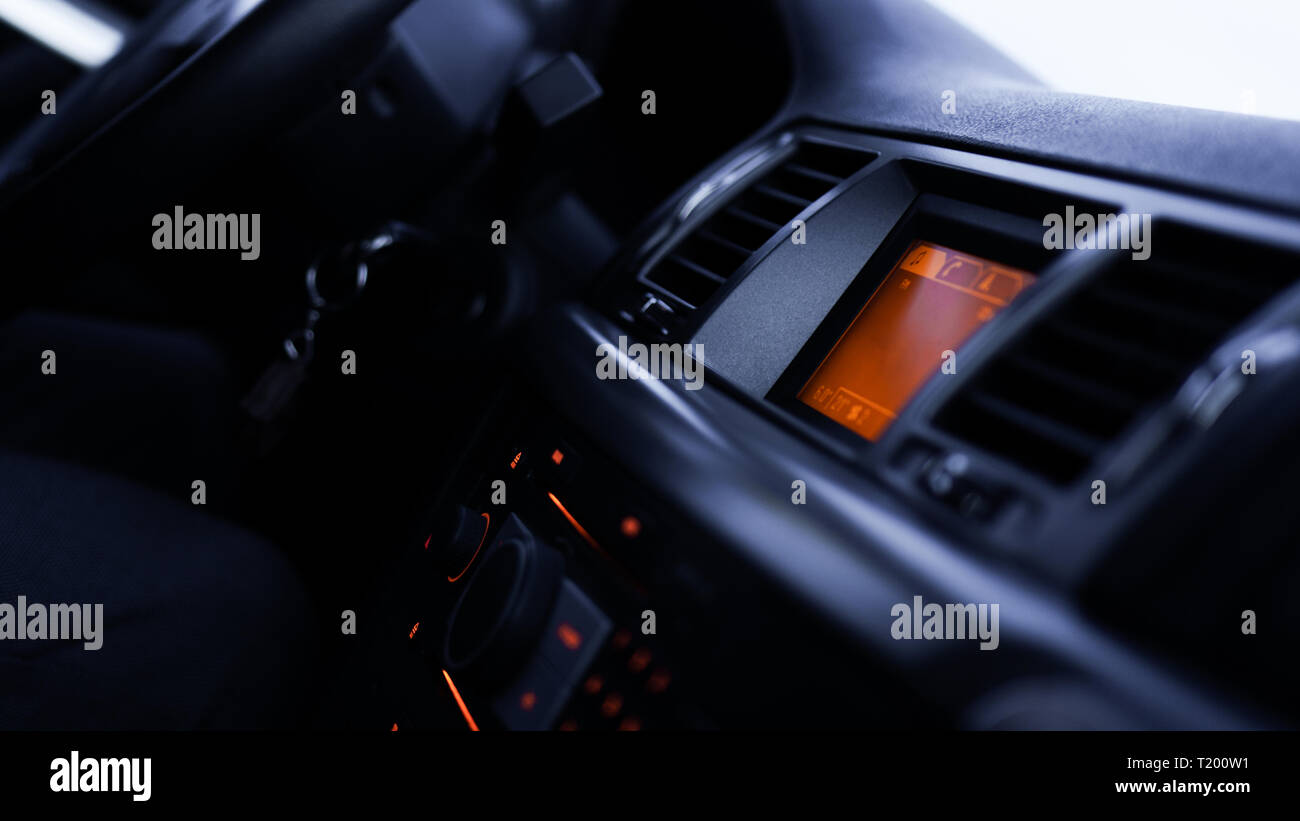 Tasten des Radios, Armaturenbrett, Klimaanlage im Auto close up - schwarz und orange Stockfoto
