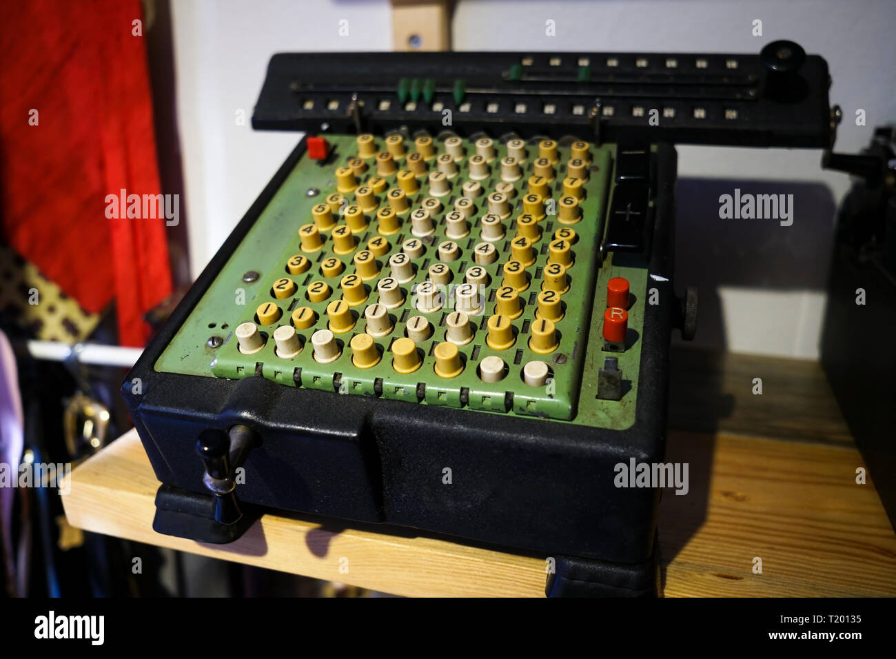 Antike Green Calculator in einem Museum Stockfoto