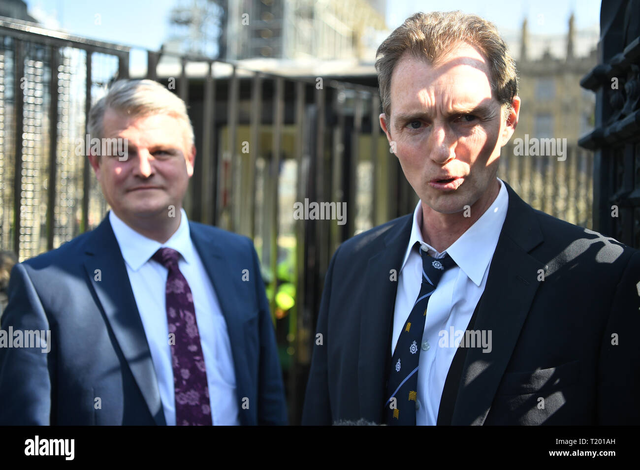 Monmouth MP David Davies (rechts) und Pudsey MP Stuart Andrew in Westminster, London, als MPs werden erwartet, über eine Regierung der Bewegung auf der EU-Austritt am Freitag abend und abstimmen. Stockfoto