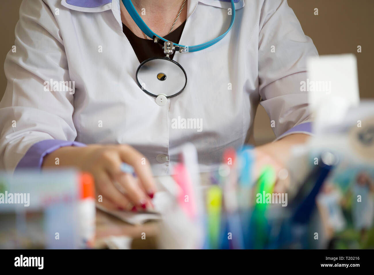 Der Arzt ist der otologia am Tisch Stockfoto