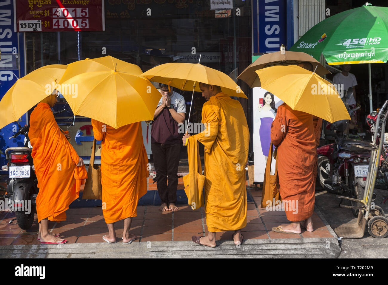 Mönche sammeln Spenden in Phnom Penh. Stockfoto