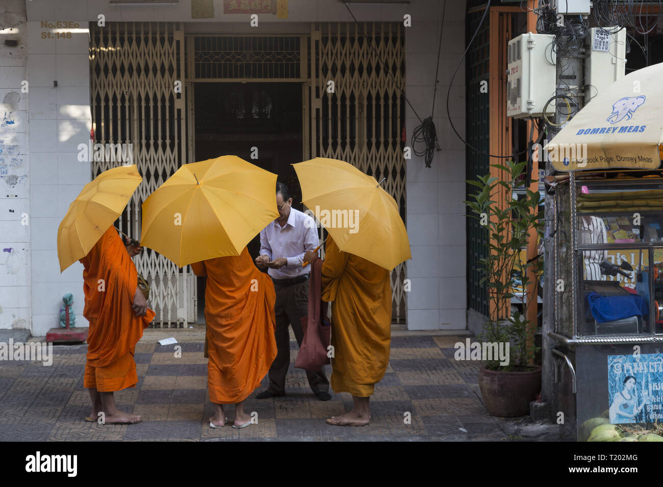 Mönche sammeln Spenden in Phnom Penh. Stockfoto