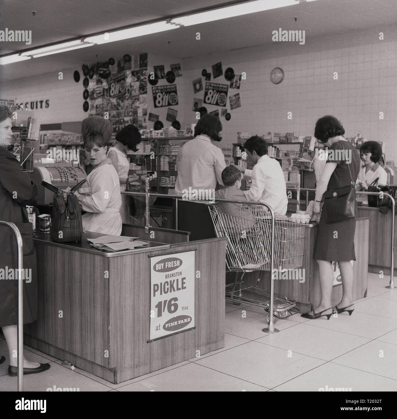 1960er Jahre, die Käufer an der Kasse innerhalb eines neuen 'Feine Kost' Supermarkt, England, UK. Stockfoto