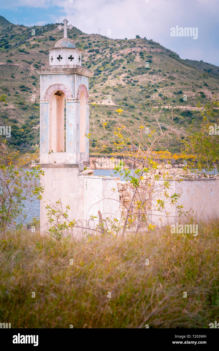 Verlassene Kirche St. Nikolaus im Kouris Behälter (kouris Dam), Limassol, Zypern Stockfoto