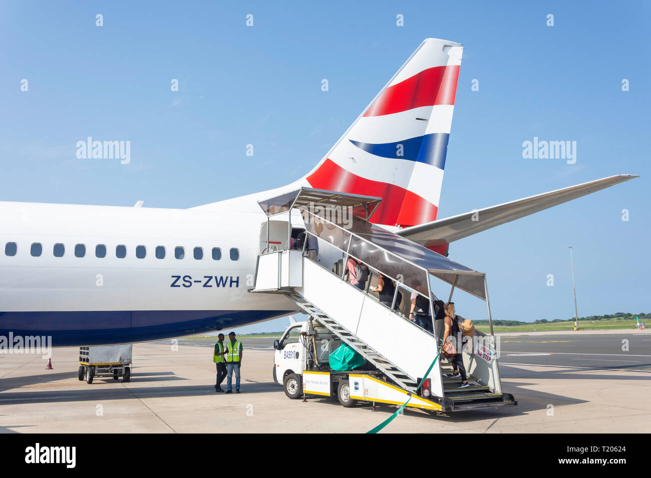 Die Fluggäste Comair Boeing (British Airways) 737 am King Shaka International Airport (Durban), La Mercy, KwaZulu-Natal, Südafrika Stockfoto